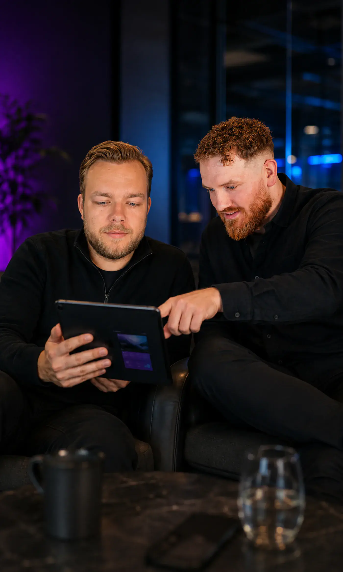 Simon en Dikkie van DPS Media bekijken samen een websiteontwerp