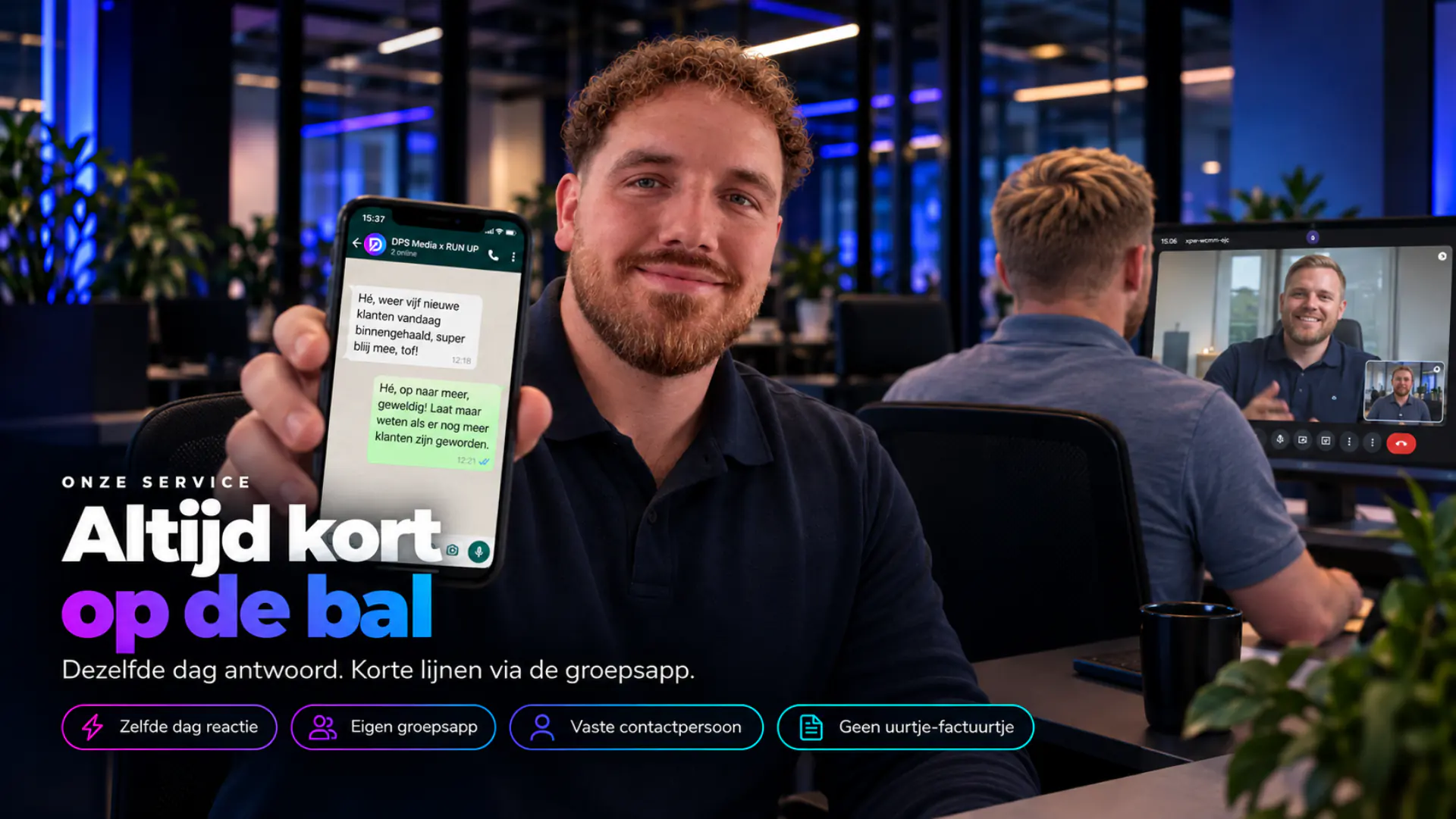 Dikkie laat de WhatsApp-groep zien terwijl Simon een videogesprek voert met een klant: altijd kort op de bal
